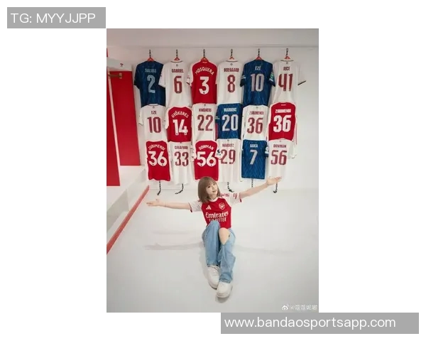 球王的小迷妹张琳艳穿梅西10号球衣晒美照引热议