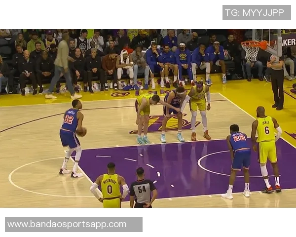 里德第二节火力全开21投11中三分命中率五成砍下28分助力全队表现出色