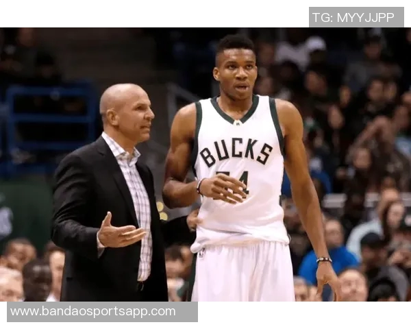 字母哥首投即成经典瞬间暴扣福德与弗拉格震撼全场 字母哥首投即成经典瞬间暴扣福德与弗拉格震撼全场