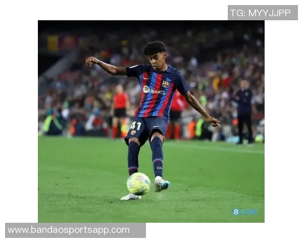 亚马尔社交媒体分享诺坎普夕阳美景预示着一个难忘的夜晚即将开启 亚马尔社交媒体分享诺坎普夕阳美景预示着一个难忘的夜晚即将开启