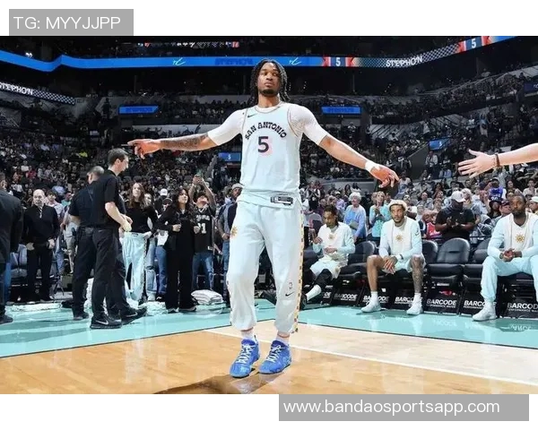 卡斯尔生涯最佳表现30分10板6助获詹姆斯亲笔签名球衣荣耀时刻