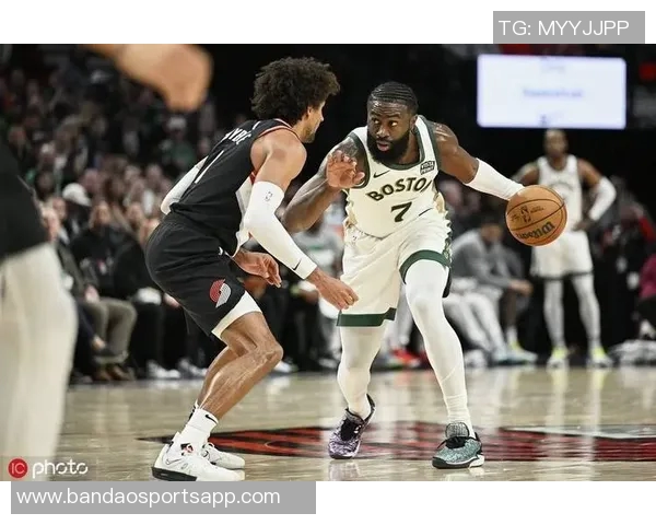 杰伦布朗带领球队逆转胜利19投9中砍下29分助攻4次第三节独得17分