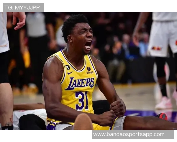 托马斯布莱恩特绝杀被帽怒推摄像头引发热议