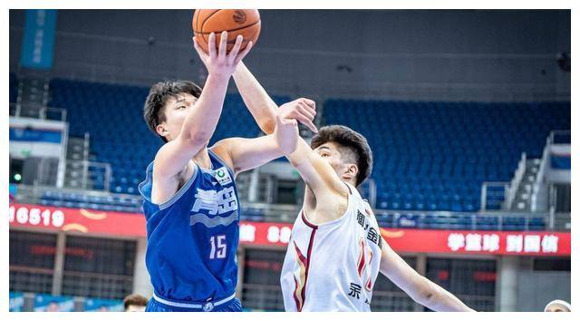 四川男篮打出精彩比赛，观众赞不绝口