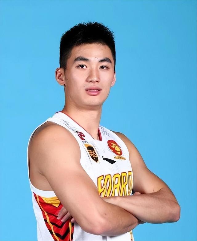 山东男篮新援表现抢眼，球队士气高涨