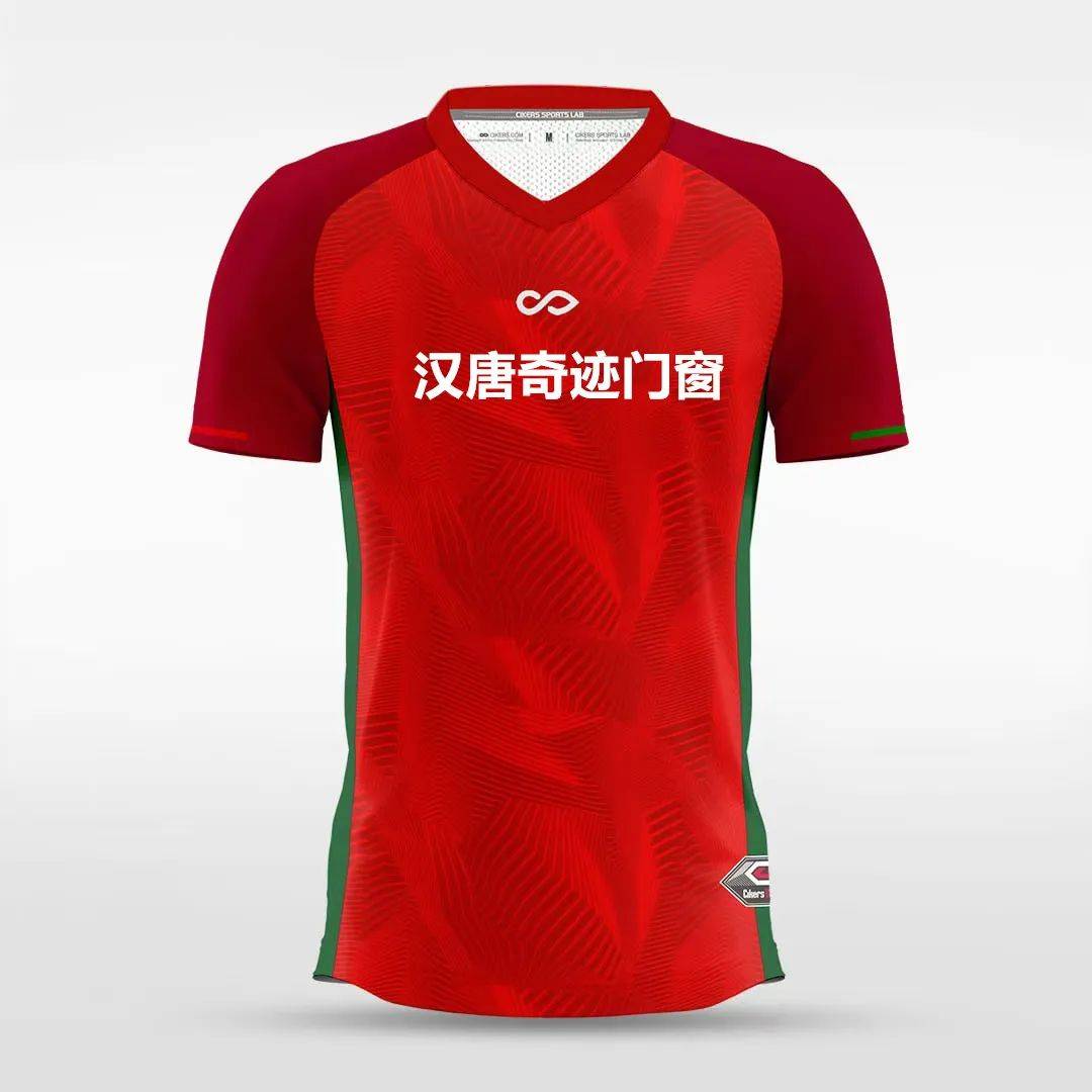红色战袍闪亮登场，足球比赛掀起热潮