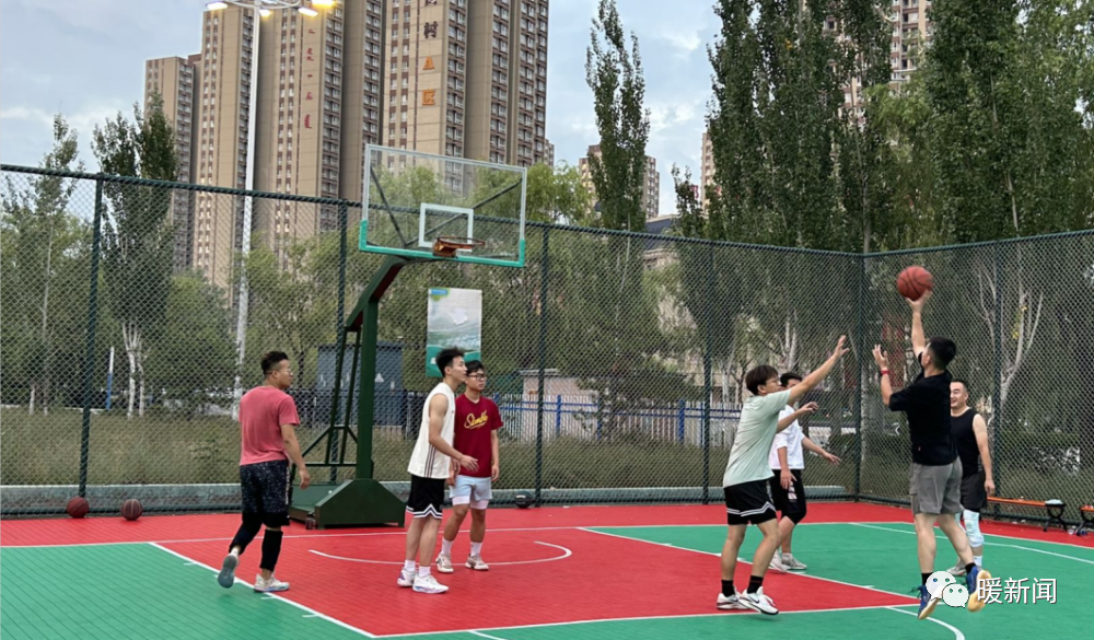 中国球场热度不减，观众赞叹球队精神